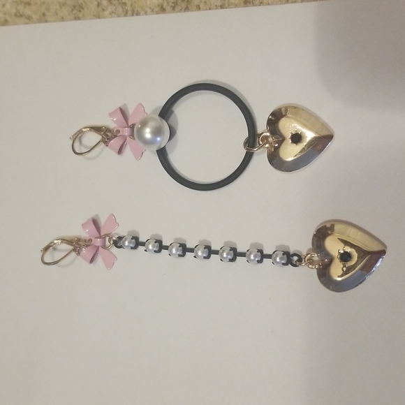 Betsey Johnson earrings with hearts, pearls and bows NWOT - Picture 3 of 4